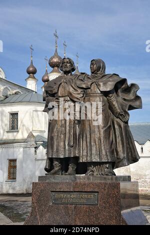 = Denkmal für Peter und Fevronia gegen Domes der Trinity Cathedral = Bronze-Denkmal für die Murom Heiligen Peter Und Fevronia gegen den Hintergrun Stockfoto