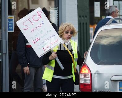 London, Großbritannien. Oktober 2020. Chiswick Verkehr Vigilante Gibt Geldstrafen Warnung. Schlecht positionierte Beschilderung eines LTN hat dazu geführt, dass Autofahrer durch Turnham Green Terrace in Chiswick mit £500, 00 Bußgelder in ein paar Wochen. Anwohner sind sehr unzufrieden mit der Einführung von lokalen Verkehrsnetzen durch den Hounslow Council und dem Fahrradspursystem von TFL. Kredit: Peter Hogan/Alamy Live Nachrichten Stockfoto