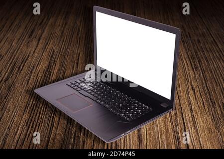 Schwarzer Laptop mit Bildschirm in 90 Grad über einem Tisch. Notebook mit leerem Bildschirm. Leerer Kopierplatz auf modernen mobilen Computern. Stockfoto