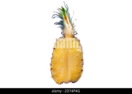 Eine halbiert geschnittene Ananas isoliert auf weißem Hintergrund. Die (Ananas comosus) ist eine tropische Pflanze mit einer essbaren Frucht und die wirtschaftlich bedeutendsten Stockfoto