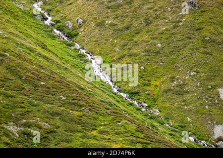 Luftaufnahme der Berglandschaft unterhalb des Lac de Moiry in den Schweizer Alpen. CH Schweiz. Stockfoto