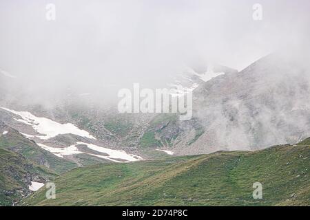 Luftaufnahme der Berglandschaft unterhalb des Lac de Moiry in den Schweizer Alpen. CH Schweiz. Stockfoto