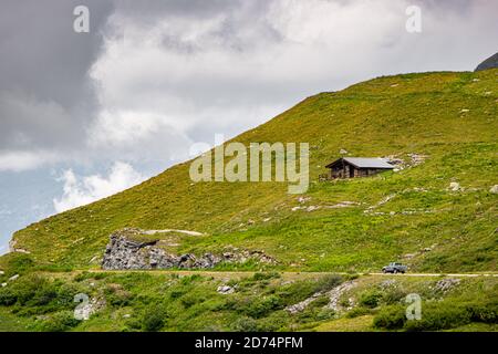 Luftaufnahme der Berglandschaft unterhalb des Lac de Moiry in den Schweizer Alpen. CH Schweiz. Stockfoto