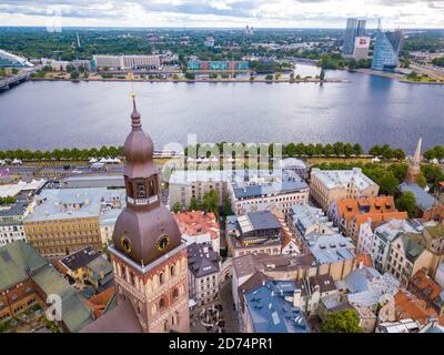 Luftaufnahme des Gebäudes des Lettischen Rundfunks und des Doms Domplatz in Riga im Hochsommer Stockfoto