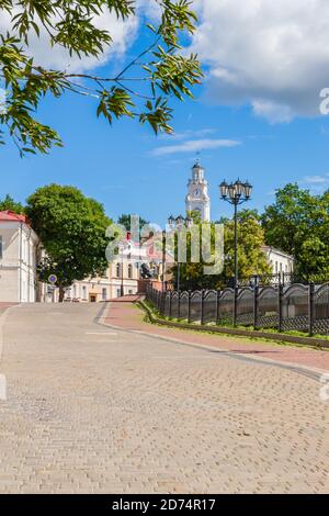 Wandern entlang der gepflasterten Straße Witebsk in Weißrussland. Perspektivischer Blick auf das alte Rathaus Stockfoto