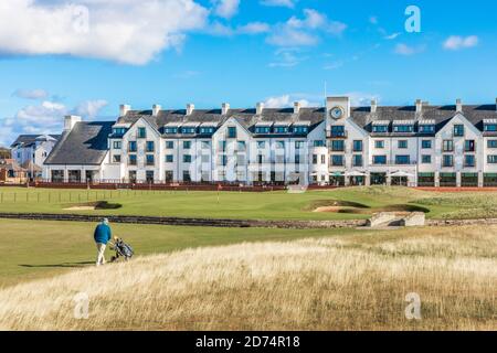 Golfer nähert sich der achtzehnten grünen Carnoustie Championship Links, und überqueren die Barry Burn, vor dem Carnoustie Hotel, Carnoustie, Stockfoto