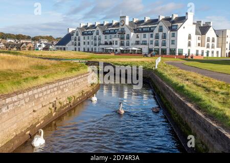 Blick entlang des Barry Burn in Richtung Carnoustie Hotel auf Carnoustie Championship Golf Links Golf Course, zum ersten Abschlag, Carnoustie, Schottland Stockfoto