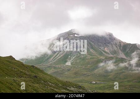 Luftaufnahme der Berglandschaft unterhalb des Lac de Moiry in den Schweizer Alpen. CH Schweiz. Stockfoto