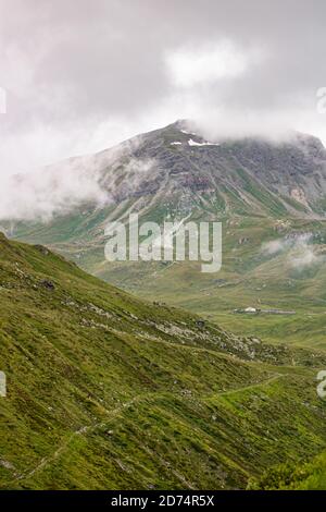 Luftaufnahme der Berglandschaft unterhalb des Lac de Moiry in den Schweizer Alpen. CH Schweiz. Stockfoto