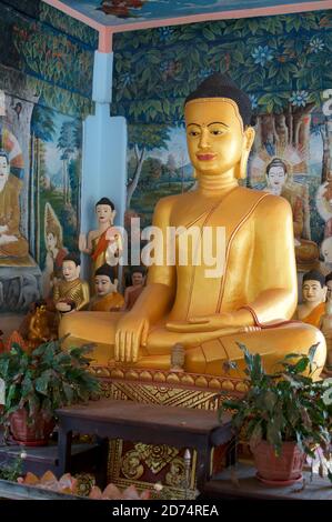 Wunderschöne vergoldete buddha Statue im Wat Preah Prom Rath Tempel in Siem Reap, Kambodscha Stockfoto