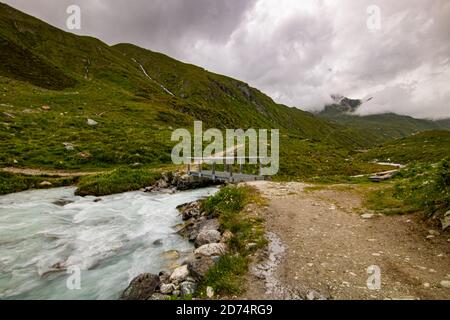 Luftaufnahme der Berglandschaft unterhalb des Lac de Moiry in den Schweizer Alpen. CH Schweiz. Stockfoto