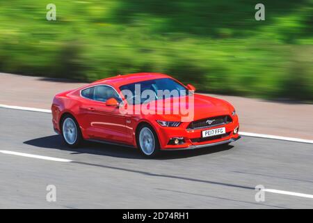 2017 rotes Ford Mustang GT 4951cc Benzin Coupé; Fahrzeugverkehr, Fahrzeuge bewegen, Autos, Fahrzeug fahren auf britischen Straßen, Motoren, Fahren auf der Autobahn M6 Autobahn britischen Straßennetz. Stockfoto