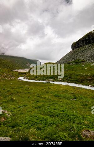 Luftaufnahme der Berglandschaft unterhalb des Lac de Moiry in den Schweizer Alpen. CH Schweiz. Stockfoto