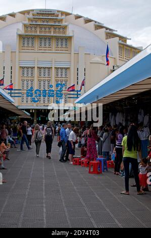 Phnom Penh, Kambodscha - 13. Dezember 2018 : Blick auf den berühmten russischen Markt (auch bekannt als Tuol Tom Poung Markt) der Stadt Phnom Penh in Cambo Stockfoto