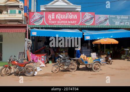 Otres Beach, Sihanoukville, Kambodscha - 30. Dezember 2018 : Blick auf ein typisches kambodschanisches Lebensmittelgeschäft im Dorf Otres Beach in der Nähe von Sihano Stockfoto