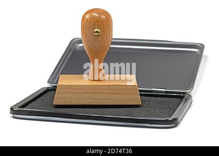 Holzstempel auf einem Briefmarkenblock vor weißem Hintergrund Stockfoto