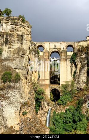 Die Puente Nuevo, Neue Brücke in Ronda, Spanien, überspannt den 120 m tiefen Abgrund, der die Stadt trennt. Provinz Malaga, Spanien Stockfoto