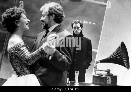 l-r: Elizabeth Bell (Gertrude), Peter Wight (Claudius), Mark Rylance (Hamlet) in HAMLET von Shakespeare Royal Shakespeare Company (RSC) / UK Regional Tour 1988 Design: Antony McDonald Beleuchtung: David Cunningham Regie: Ron Daniels Stockfoto