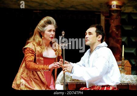 Joanna McCallum (Gertrude), Mark Rylance (Hamlet) in HAMLET von Shakespeare im Shakespeare's Globe, London SE1 09/06/2000 Master of Clothing & Properties: Jenny Tiramani Master of Music: Claire van Kampen Master of Play: Giles Block Stockfoto