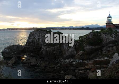 Leuchtturm Faro de La Cerda auf der Halbinsel Magdalena Dawn Santander Cantabria Spanien jetzt als Klassenzimmer Teil verwendet Der Universität von Kantabrien Stockfoto