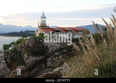 Leuchtturm Faro de La Cerda auf der Halbinsel Magdalena Dawn Santander Cantabria Spanien jetzt als Klassenzimmer Teil verwendet Der Universität von Kantabrien Stockfoto