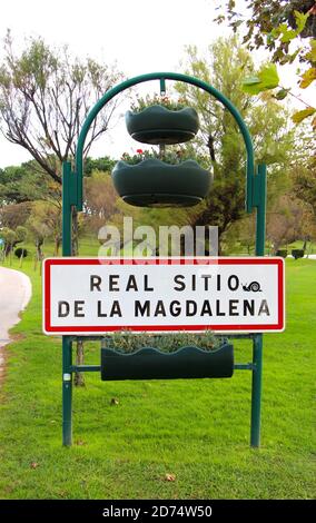 Metallschild mit wachsenden Behältern am Eingang zum Öffentlicher Park Magdalena Palace Internationale Universität von Menendez Pelayo und Öffentliche Strände Stockfoto