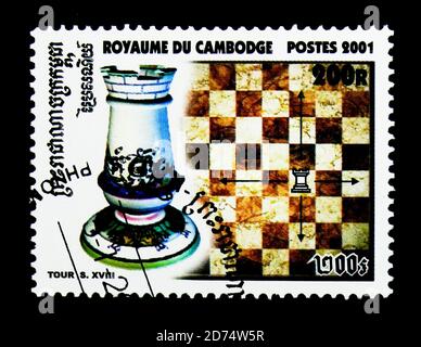 MOSKAU, RUSSLAND - 24. NOVEMBER 2017: Eine in Kambodscha gedruckte Briefmarke zeigt Tower, Chess Serie, um 2001 Stockfoto