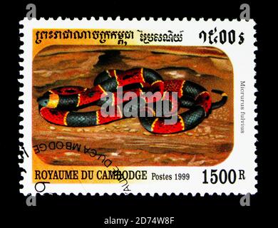 MOSKAU, RUSSLAND - 24. NOVEMBER 2017: Eine in Kambodscha gedruckte Briefmarke zeigt die Ostkorallenschlange (Micrurus fulvius), Snakes of Cambodia Serie, um 1999 Stockfoto