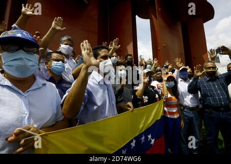 Valencia, Carabobo, Venezuela. Oktober 2020. 20. Oktober 2020.Eid der Mitglieder der politischen Organisationen, gegen die Regierung von Nicolas Maduro, für die Organisation der Volkskonsultation vorgeschlagen durch den Interims-Präsident Juan Guaido. In Valencia, Carabobo State. Foto: Juan Carlos Hernandez Kredit: Juan Carlos Hernandez/ZUMA Wire/Alamy Live News Stockfoto