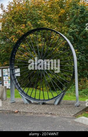 „The Big Wheel“ oder „Bandsaw Monument“ in Shelton, Washington. Stockfoto