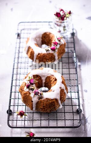 Köstliche süße Muffins.gesunde Lebensmittel und Getränke.White Hintergrund. Stockfoto