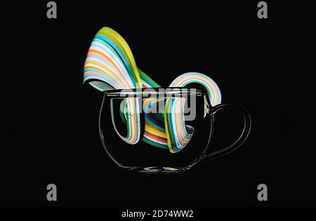 Abstrakte bunte Brechung in transparentem Glas Wasser auf isolierten schwarzen Hintergrund für Concept Design. Konzept der optischen Täuschung. Nahaufnahme. Speicherplatz kopieren. Stockfoto