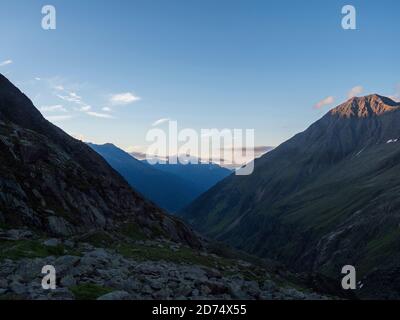 Abendansicht von der Nurnberger Hütte im Tal mit scharfen Berggipfeln am Stubaier Wanderweg, Stubaier Hohenweg, Sommer Felsenalpen Stockfoto