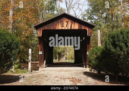 Die Jasper Road Bridge. Überdachte Brücke errichtet 1877. Von Jasper Road, über Caesars Creek, in Greene County, im Jahr 1965, bis zum heutigen priv Stockfoto