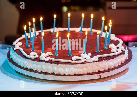 Achtzehn Jahre Geburtstag. Schokoladenkuchen mit brennender Kerze. Stockfoto