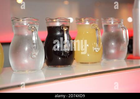 Verschiedene frische Säfte in einem kalten Glas Krüge. Stockfoto