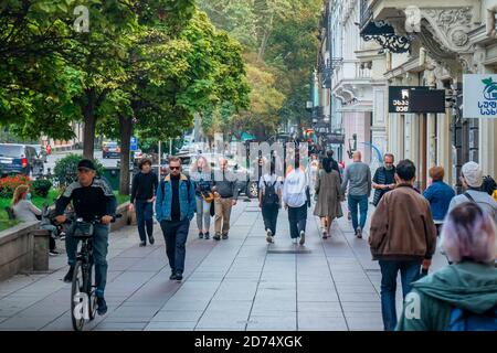 Tiflis, Georgien - 18 Oktober, 2020: Menschen zu Fuß auf Rustaveli Avenue Straße Stockfoto