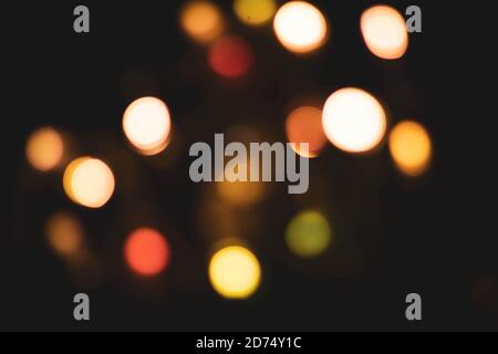 Bunte Lichter, die nicht scharf sind, weihnachtliche Atmosphäre Stockfoto