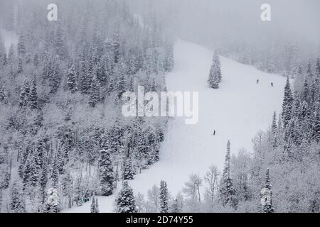 Skifahren in Deer Valley, Utah, in der Nähe von Salt Lake City während der Skisaison. Stockfoto