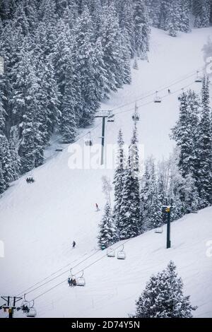 Skifahren im Deer Valley, Utah, in der Nähe von Salt Lake City im Winter. Stockfoto