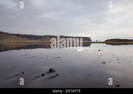 Reflexionen im seichten Gezeitenwasser bei Reynisfjara, Island Stockfoto