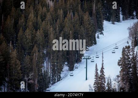 Skifahren im Deer Valley, Utah, in der Nähe von Salt Lake City im Winter. Stockfoto