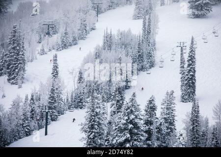 Skifahren im Deer Valley, Utah, in der Nähe von Salt Lake City im Winter. Stockfoto