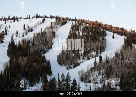 Sonnenaufgang auf den Skipisten von Deer Valley, Utah, in der Nähe von Park City. Stockfoto