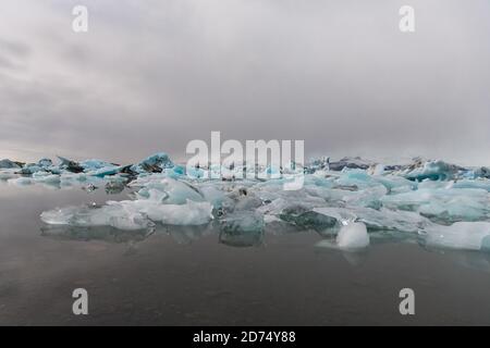 Gletscher, der in JÃ¶kulsÃ¡rlÃ³n, Islands berühmten Gletschersee, verschmilzt Stockfoto