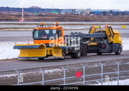 Spezielle Schneegebläse-Maschine für die Reinigung von Rollbahnen und Start- und Landebahnen Stockfoto