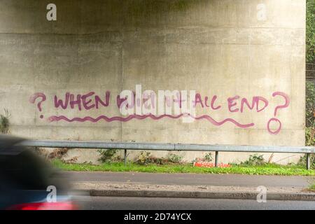 Graffiti fragt, wann alles enden wird? Gemalt unter einer Brücke in Bezug auf die Coronavirus covid-19 Pandemie im Jahr 2020, Großbritannien Stockfoto