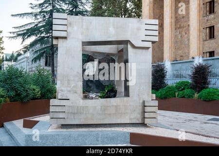 Tiflis, Georgien - 18 Oktober, 2020: 9 April Gedenkstätte und das Gebäude des Parlaments von Georgien Stockfoto