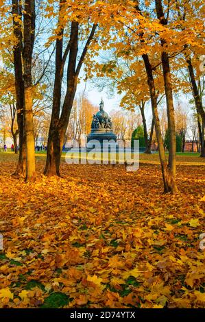 Weliki Nowgorod, Russland - Oktober 17,2018. Denkmal Millennium von Russland im Herbst Kreml Park Stockfoto