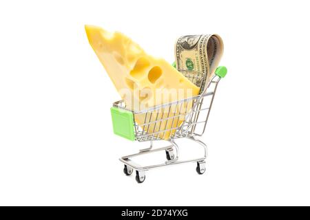 Käsekeil und Dollarscheine in einem Miniatur-Einkaufswagen isoliert auf Weiß. Shopping Einsparungen und Lebensmittelgeschäfte Konzept. Stockfoto